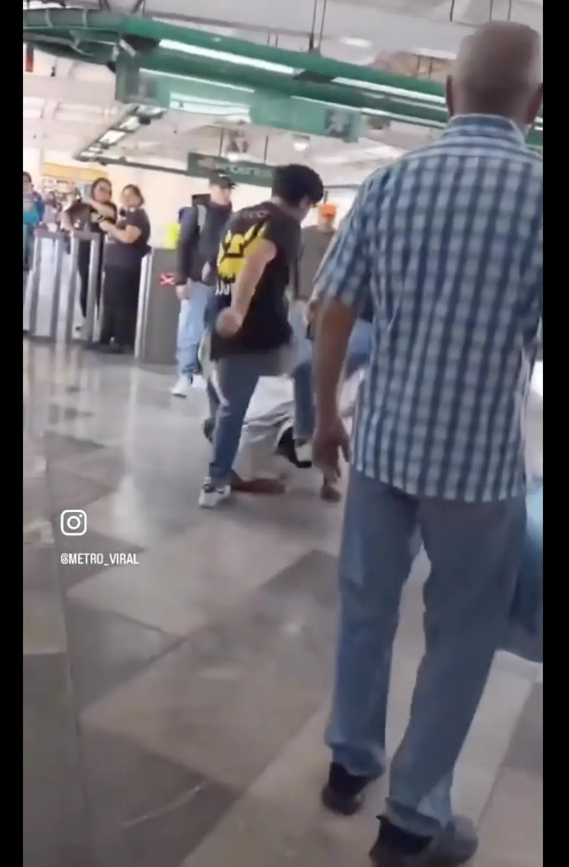 imagen recuadro Menores golpearon a estudiante en el Metro de la CDMX. Foto: X @MetroViralMx