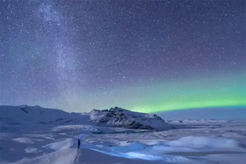 Jesús Díaz, administrador de Meteorología Tamaulipas, explicó que una serie de tormentas solares activas podría regalarle a la entidad este maravilloso y mágico espectáculo, algo inusual en el estado pero posible gracias a la intensa actividad solar registrada. freepik