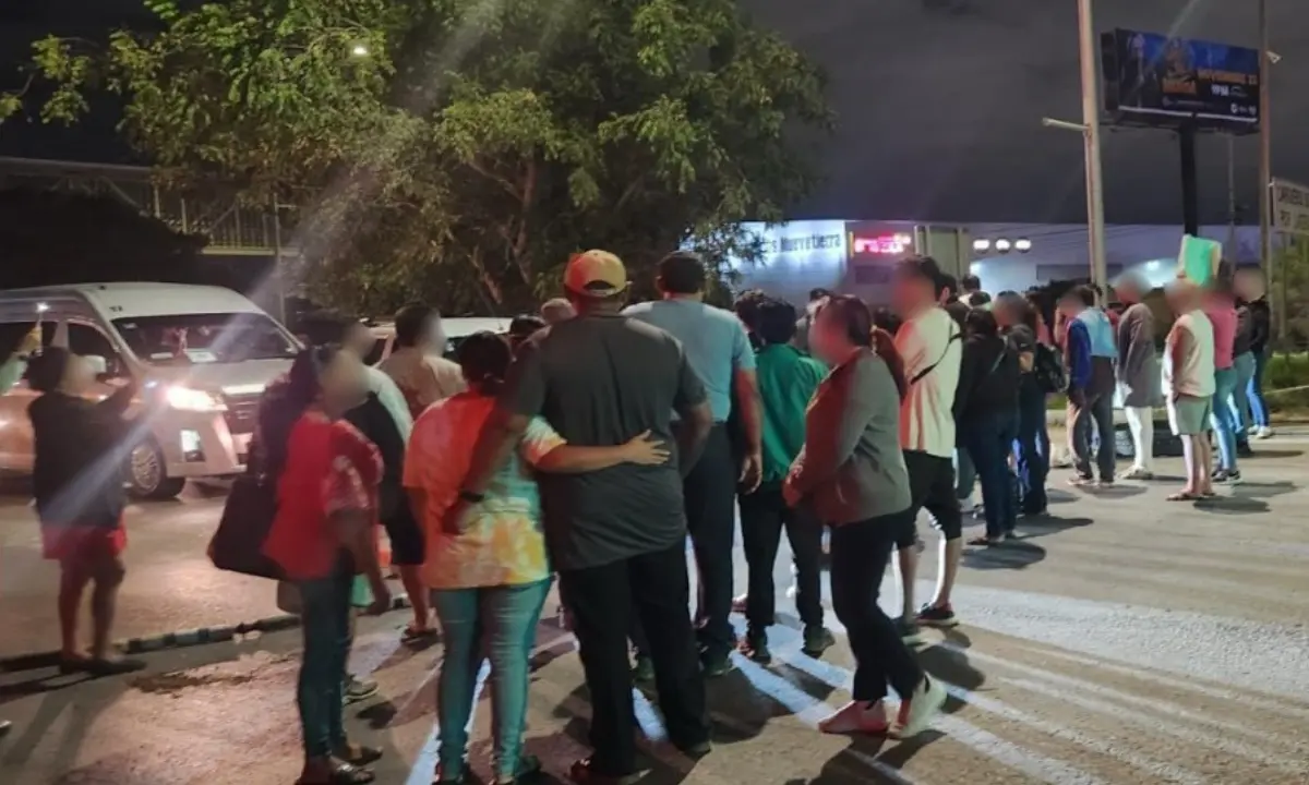 Manifestantes bloquean el Periférico a la altura de la entrada al Fraccionamiento Paseos de Mérida Foto: SSP Yucatán