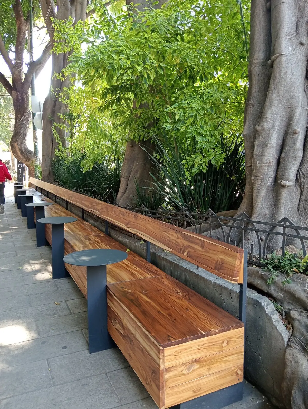 imagen recuadro Bancas de la cafetería Ding Dong. Foto: X @LaColoniaJuarez