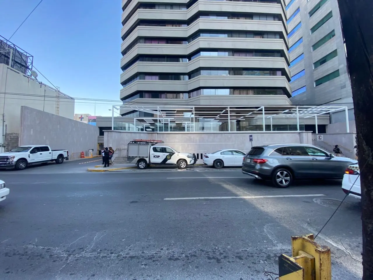 Un consultorio médico en Monterrey fue cateado por la Fiscalía Antisecuestros por un posible caso de secuestro de una influencer. Foto: Brenda Reza