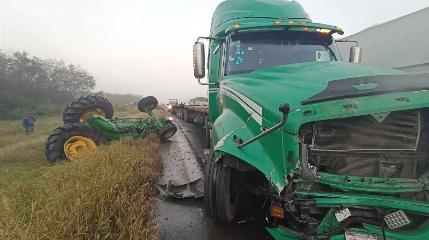 Trágico choque de tracto camion y tractor agrícola en carretera Victoria-Monterrey. FOTO | SSP Tamaulipas