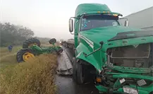 Choque aparatoso en carretera Victoria-Monterrey entre tráiler y tractor deja un lesionado grave Choque aparatoso en carretera Victoria-Monterrey entre tráiler y tractor deja un lesionado grave