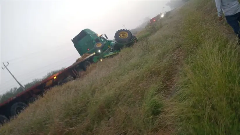 imagen recuadro Trágico choque de tracto camión y tractor agrícola en carretera Victoria-Monterrey. FOTO | SSP Tamaulipas
