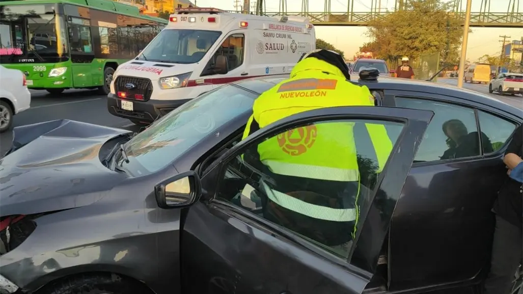 Choque en avenida Eloy Cavazos deja 3 lesionados y caos vial en Guadalupe