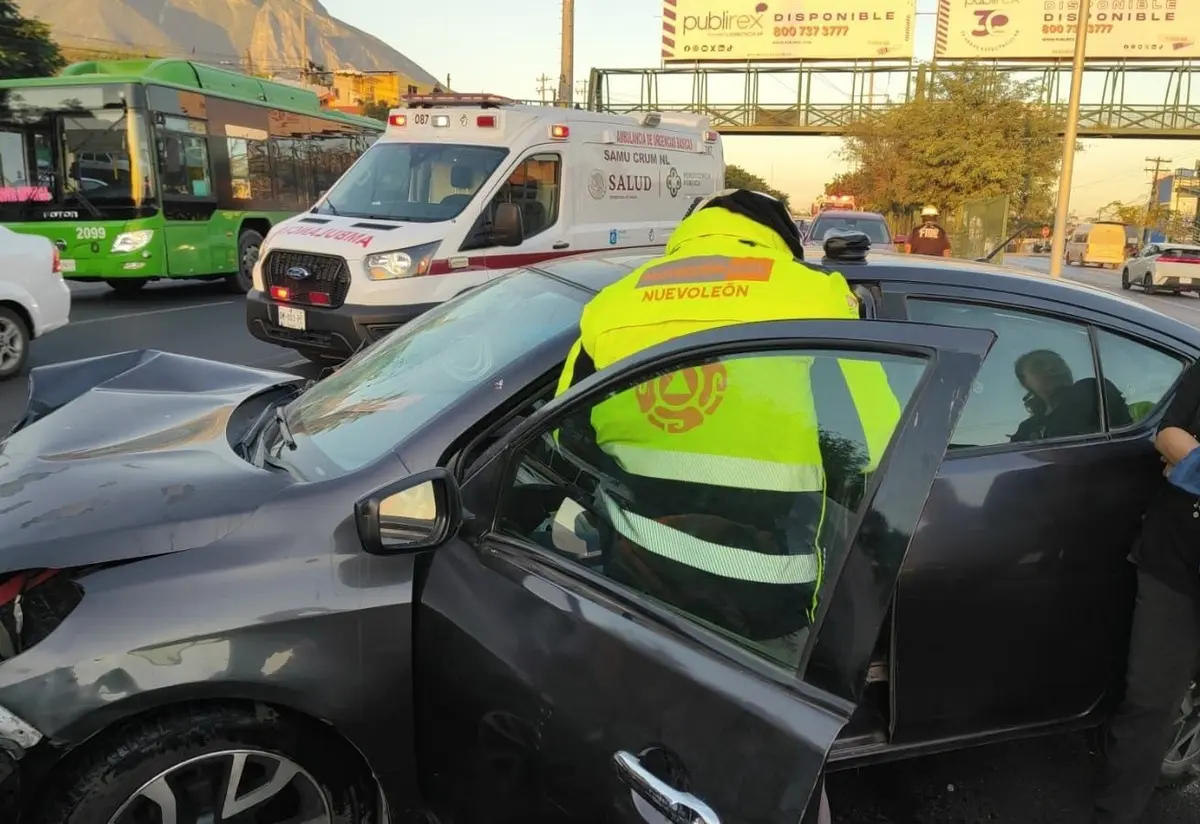 El siniestro se registró durante la mañana de este jueves en una de las avenidas con mayor flujo vehicular del municipio. Foto: Protección Civil de Nuevo León.