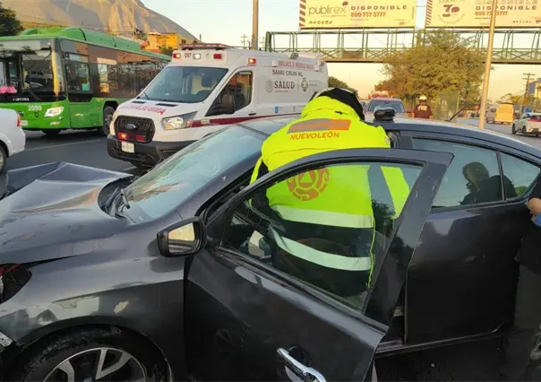 Choque en avenida Eloy Cavazos deja 3 lesionados y caos vial en Guadalupe