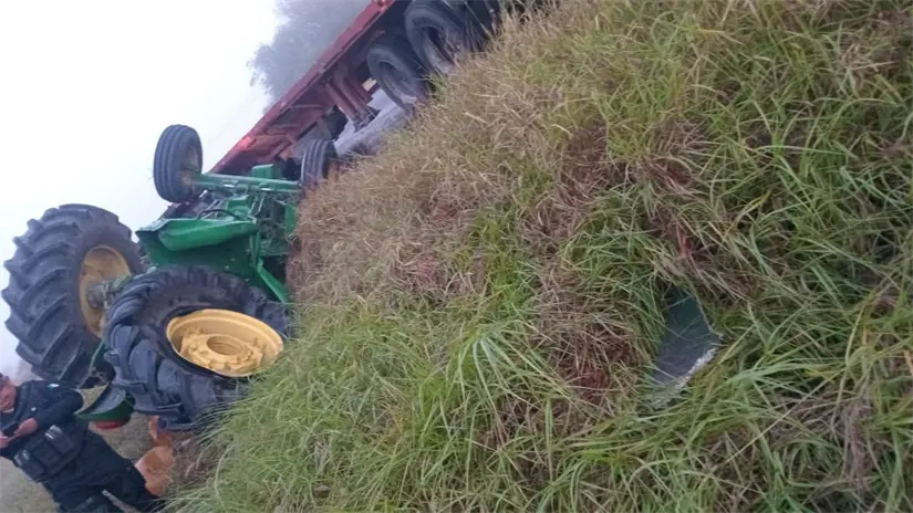 imagen recuadro Trágico choque de tracto camión y tractor agrícola en carretera Victoria-Monterrey. FOTO | SSP Tamaulipas