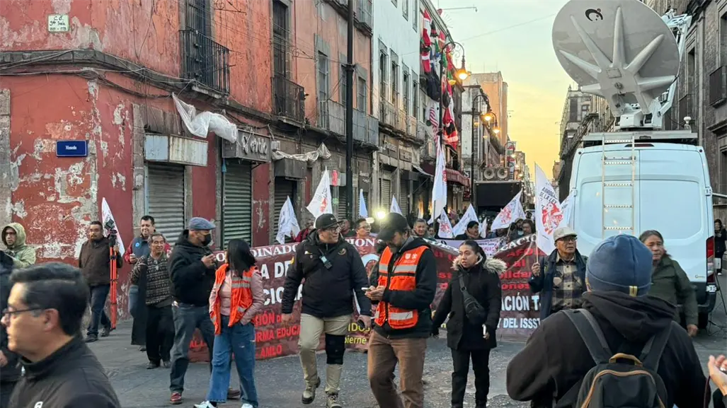 Burla CNTE blindaje del Zócalo e ingresan entre empujones
