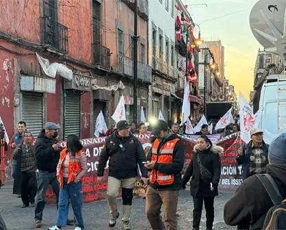Burla CNTE blindaje del Zócalo e ingresan entre empujones