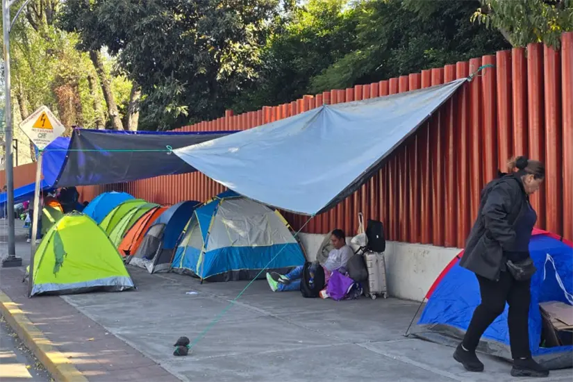 Manifestantes empiezan a colocar tiendas de campañas sobre Av. Congreso de la Unión y calle Emiliano Zapata. Foto: Mario Flores