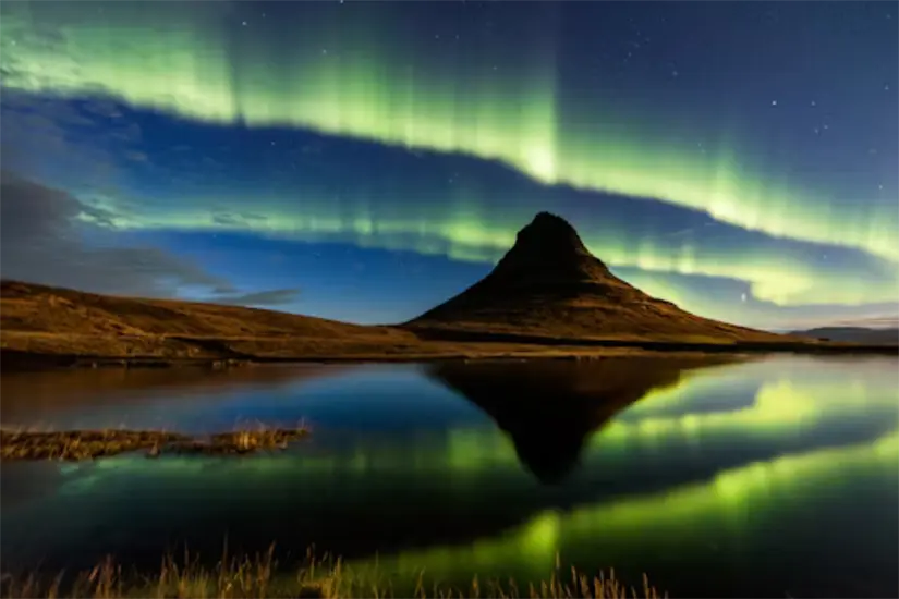 Según el especialista Jesús Díaz, desde el martes de esta semana se han registrado tormentas geomagnéticas G3-G4, con probabilidad de intensificarse en el transcurso de hoy miércoles, lo que abre la probabilidad de que se presenten las auroras boreales en la entidad. freepik aurora boreal , este tipo de fenómeno se debe a que las partículas chocan con la atmosfera terrestre