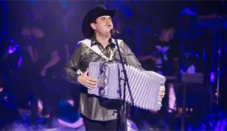 Alfredo Olivas regala uno de sus acordeones a un pequeño fanático