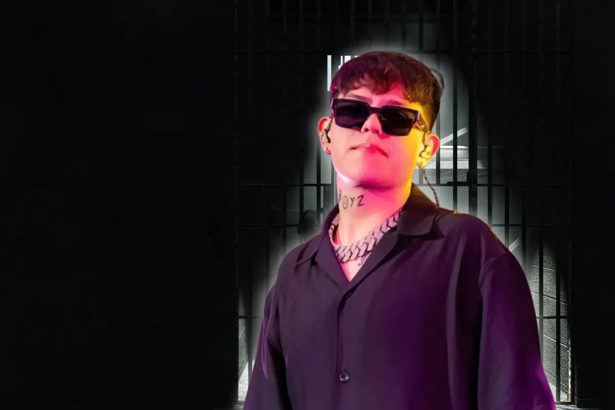 Junior H posando para una foto incrustada sobre una imagen oscura de prisión (Foto: X @@juniorh_oficial / Canva)