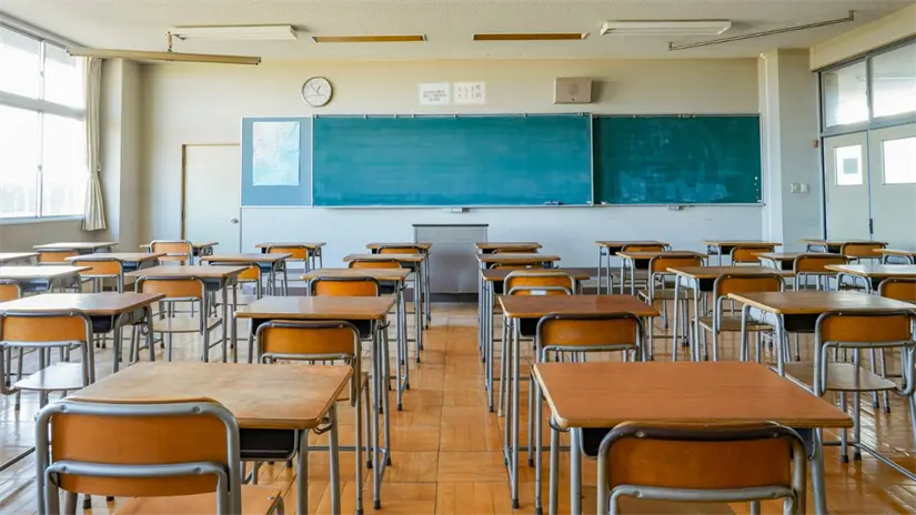 Aulas vacías durante los días de Consejo Técnico Escolar en planteles de educación básica. Foto: Canva
