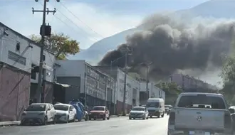Incendio de departamentos en Monterrey provoca alarma entre vecinos tras intensa columna de humo