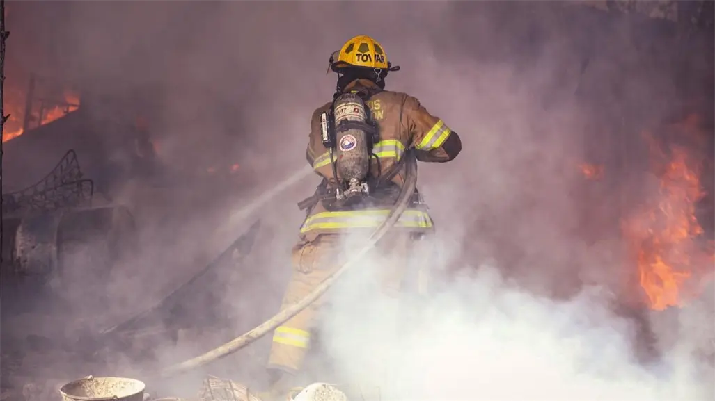 Incendio arrasa con tres departamentos en la colonia Valle de Infonavit en Monterrey
