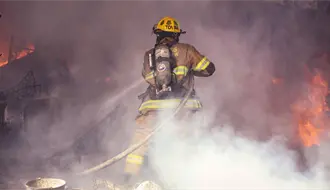 Incendio arrasa con tres departamentos en la colonia Valle de Infonavit en Monterrey