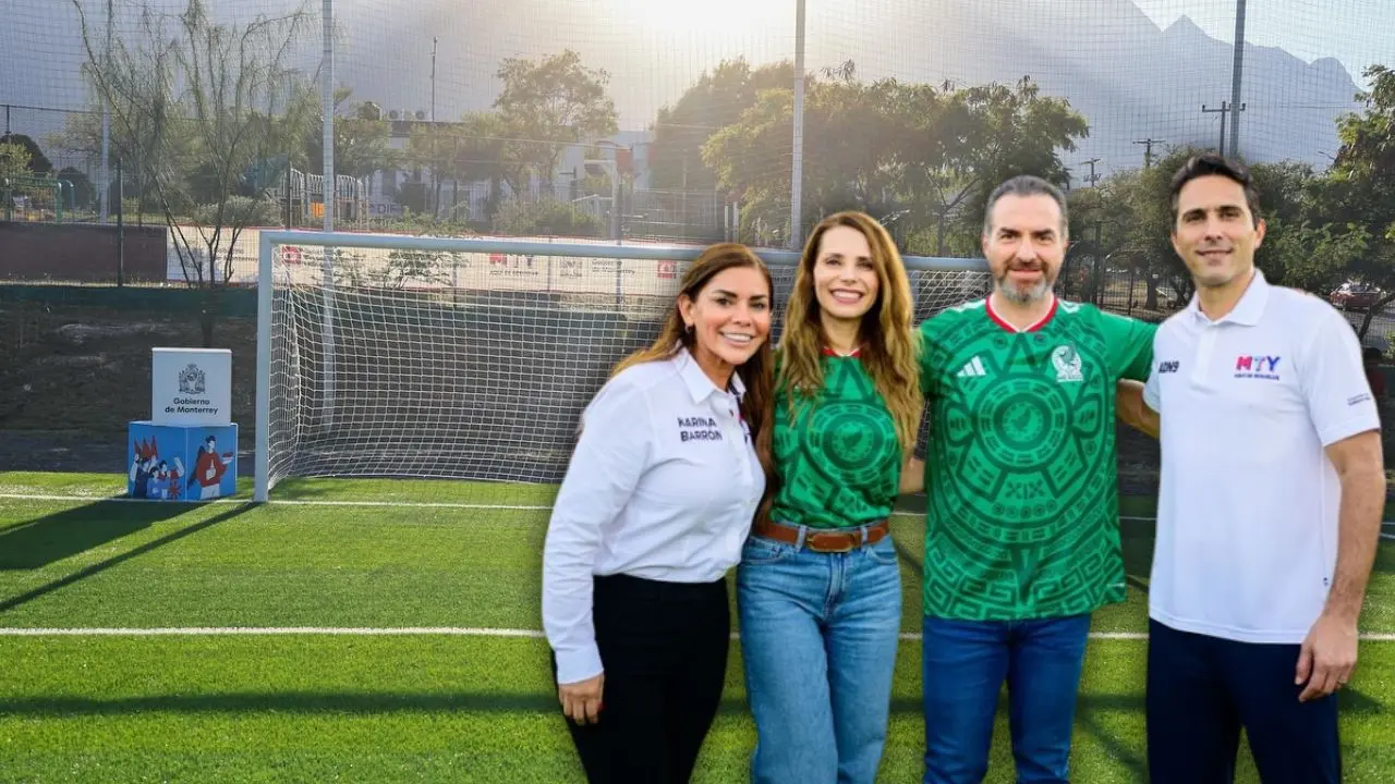 El alcalde Adrián de la Garza, acompañado de autoridades municipales, durante la entrega de la cancha de fútbol 9 Foto: Gobierno de Monterrey