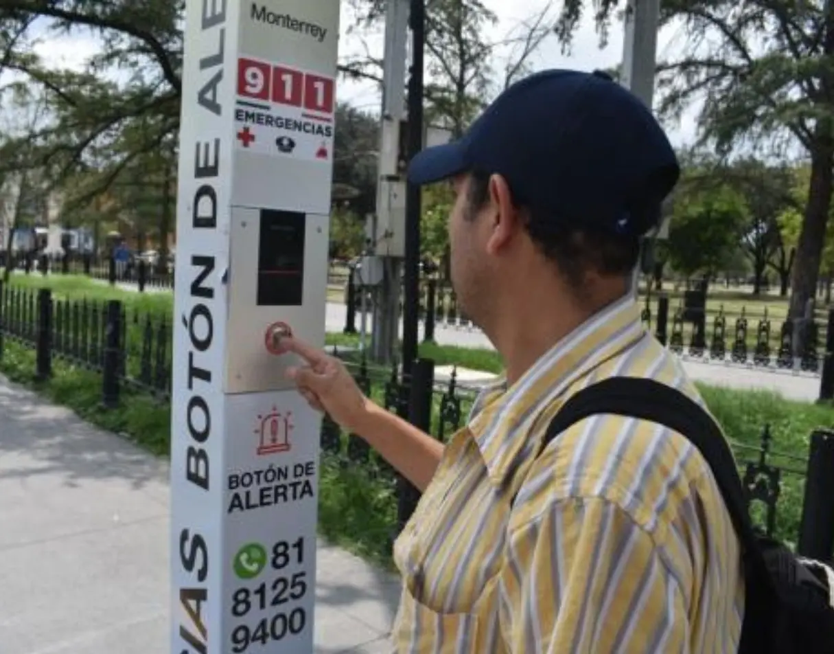 Los botones de alerta son dispositivos físicos colocados en puntos públicos estratégicos del municipio de Monterrey. Foto: POSTA.