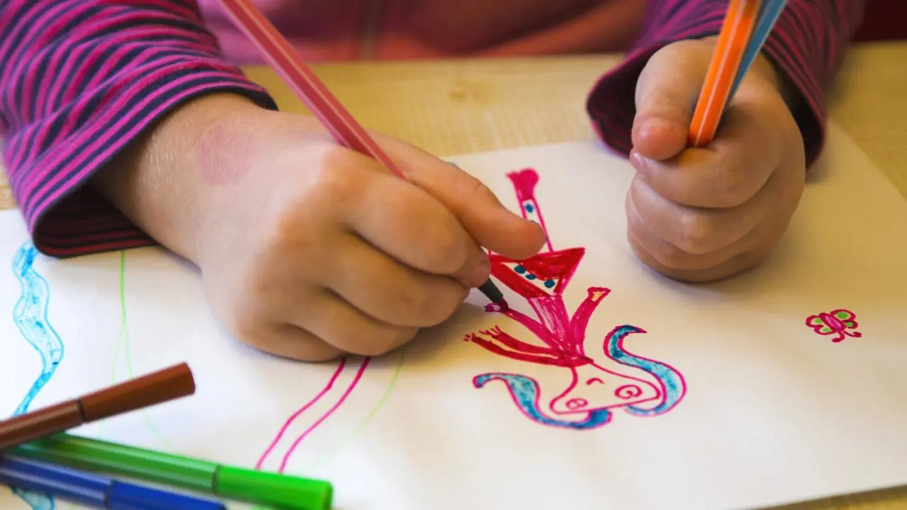 Edomex lanza concurso de dibujo infantil y juvenil 2025 con laptops de premio; así puedes participar. Foto: sggedomex.gob / Canva