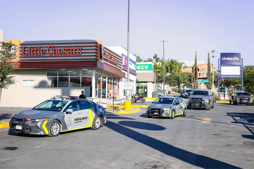 imagen recuadro Patrullas del Gobierno de Santiago recorren las diferentes zonas comerciales del municipio para garantizar la seguridad a los ciudadanos que realicen compras por El Buen Fin 2025 en Nuevo León. Foto: Gobierno de Santiago