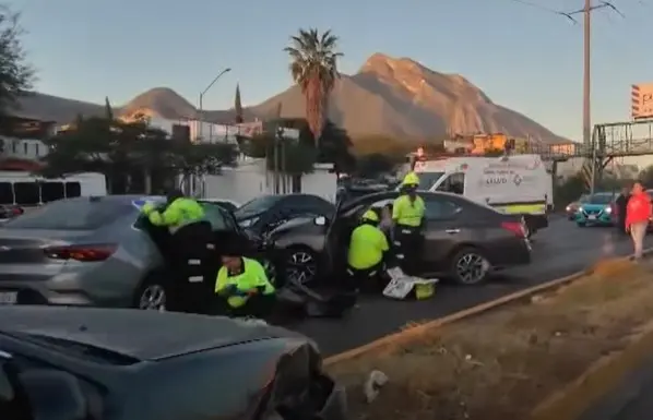 Las personas lesionadas fueron atendidas en el lugar por paramédicos del Centro Regulador de Urgencias Médicas (CRUM). Foto: Protección Civil de Nuevo León.