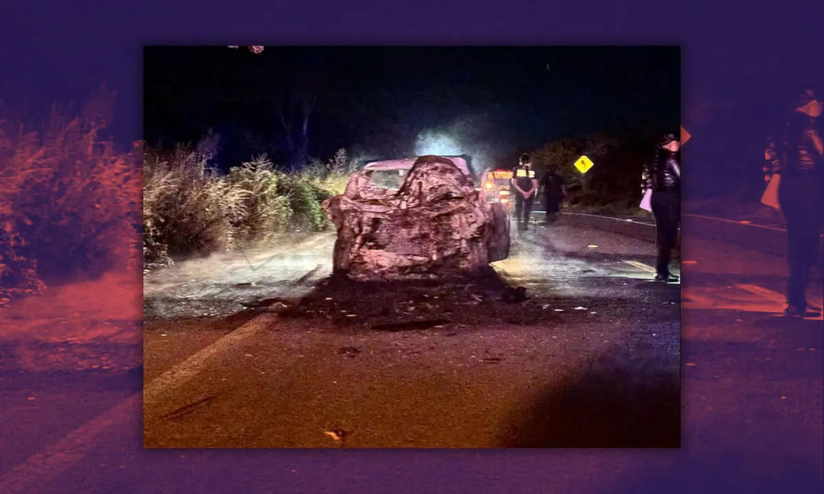 Auto calcinado tras un choque contra un volquete en la vía Mérida-Tixkokob Foto: Redes Sociales
