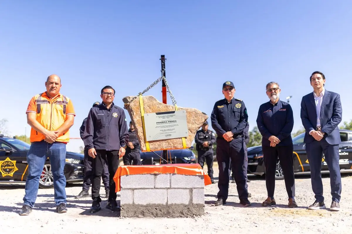 El alcalde de Juárez, Félix Arratia Cruz, colocó la primera piedra de la delegación policiaca en la colonia Monte Kristal. Foto: Gobierno de Juárez