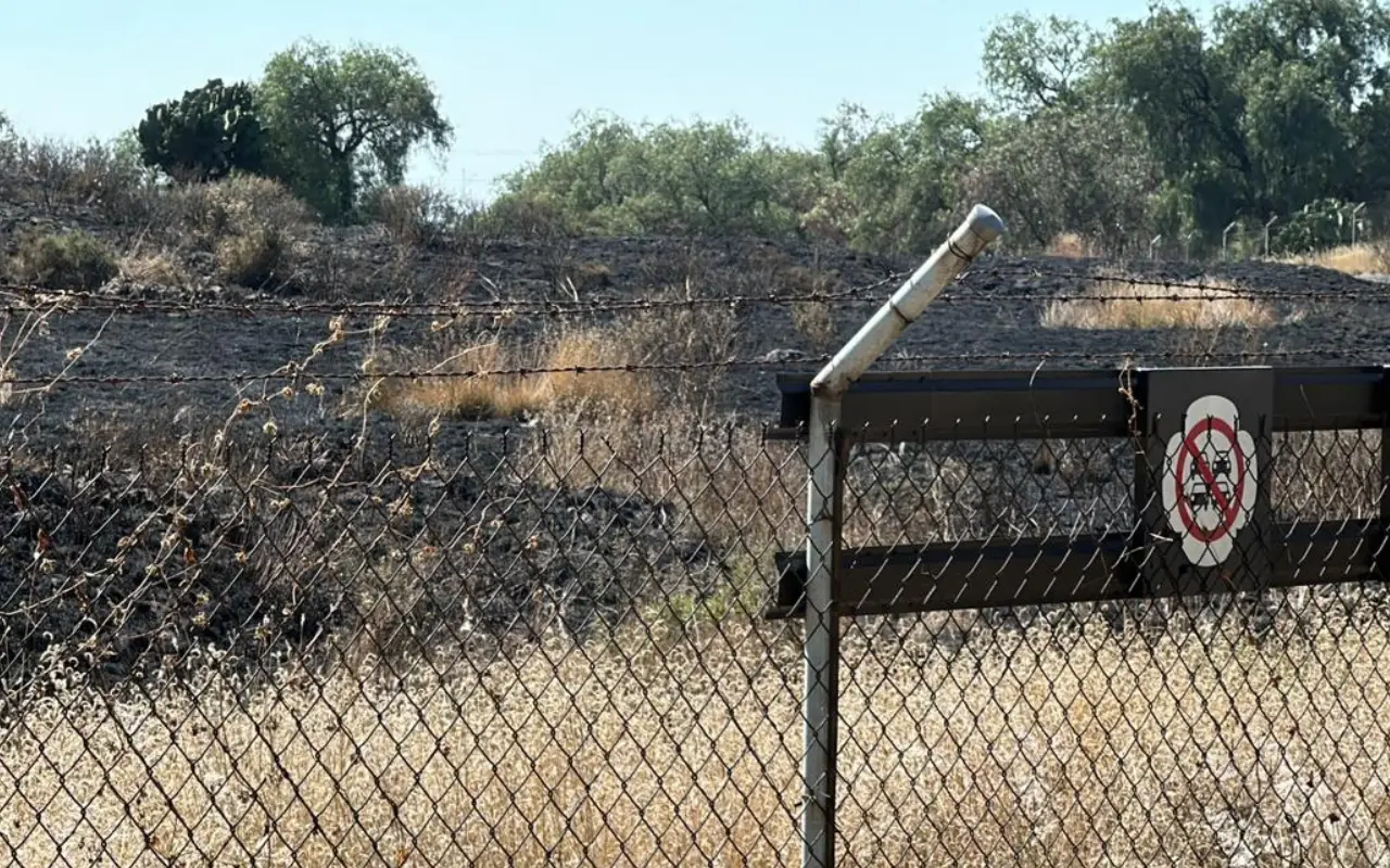 Bomberos y personal del INAH sofocaron un incendio en la zona arqueológica de Teotihuacán. Foto: Juan Manuel López