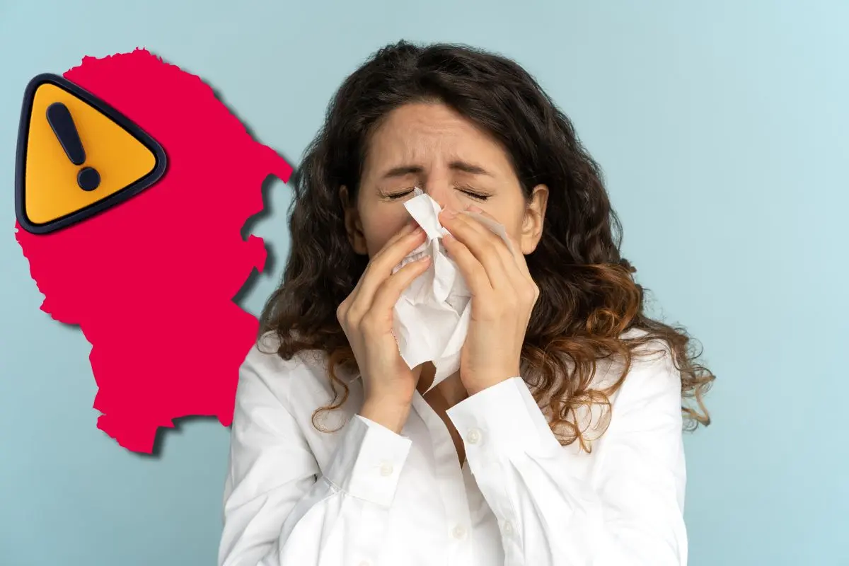 Mujer con sintomas de influenza ejemplificando la alerta en Coahuila / Foto: Composición de Canva