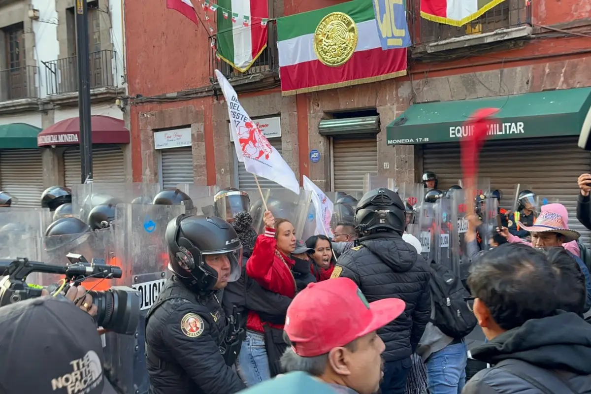 Policías y manifestantes de la CNTE. Foto: Mario Flores