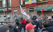 Integrantes de la CNTE y policías se enfrentan en Palacio Nacional
