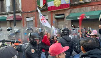 Integrantes de la CNTE y policías se enfrentan en Palacio Nacional