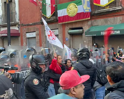Integrantes de la CNTE y policías se enfrentan en Palacio Nacional