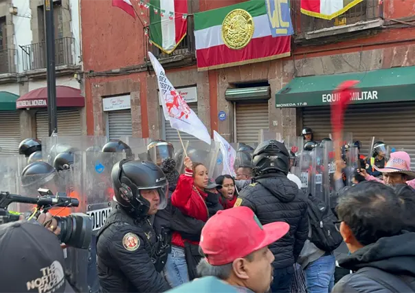 Integrantes de la CNTE y policías se enfrentan en Palacio Nacional