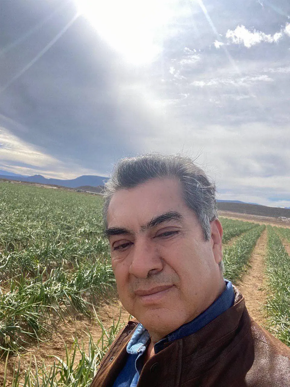 El exgobernador de Nuevo León, Jaime Rodríguez Calderón, recorre una parcela. Foto: Facebook Jaime Rodríguez Calderón