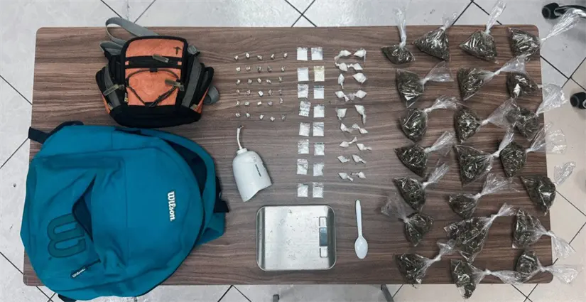 imagen recuadro Los agentes aseguraron 86 dosis de una sustancia con características propias de la droga cristal, además de una báscula digital y una videocámara. Foto: Policía de Guadalupe.
