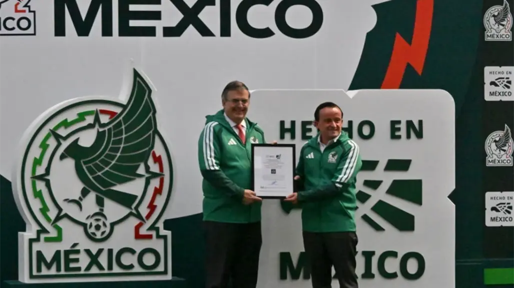 Marcelo Ebrard otorga el certificado Hecho en México a la Federación Mexicana de Futbol
