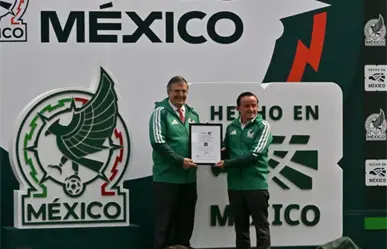 Marcelo Ebrard otorga el certificado Hecho en México a la Federación Mexicana de Futbol