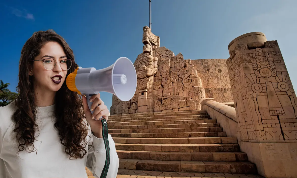 De fondo el Monumento a la Patria en Mérida y en primer plano una joven con un megáfono Foto: Yucatán Travel/Canva