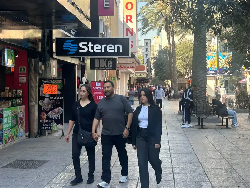 La Plaza Morelos se llenó de compradores emocionados por las increíbles ofertas del Buen Fin que se prolongarán por cinco días. Foto: Rosy Sandoval