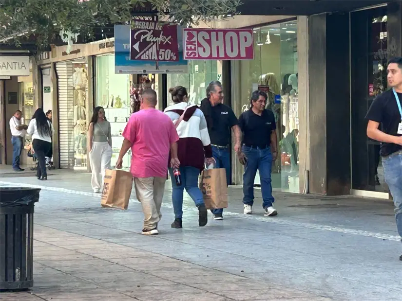 Monterrey celebra el inicio del Buen Fin 2025 con miles de compradores ansiosos por aprovechar descuentos de hasta el 50%. Foto: Rosy Sandoval