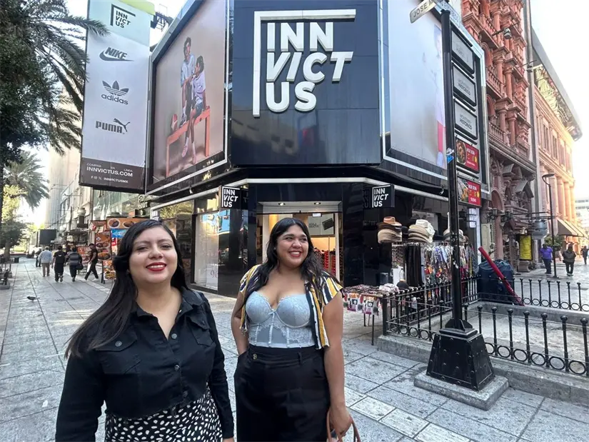 El Buen Fin 2025 ya está aquí en Monterrey, atrayendo a familias y amigos en busca de irresistibles ofertas en la Plaza Morelos. Foto: Rosy Sandoval