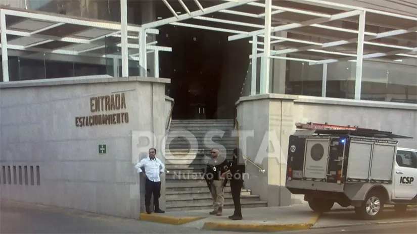Un motociclista se encuentra en estado crítico tras sufrir un accidente con una pipa en Santa Catarina, generando preocupación en la comunidad. Foto: Raymundo Elizalde