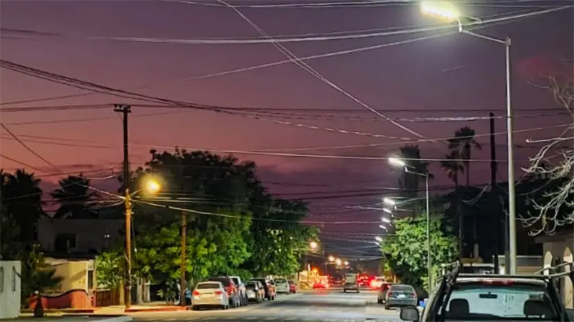 imagen recuadro Colocación de nuevos postes con luminarias solares en la calle Santos Degollados, del tramo: bulevar Padre Kino a México. Foto: Secretaría de Planeación Urbana, Infraestructura y Movilidad de BCS