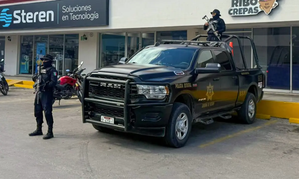 Unidad y dos elementos de la Secretaría de Seguridad Pública de Yucatán Foto: SSP Yucatán