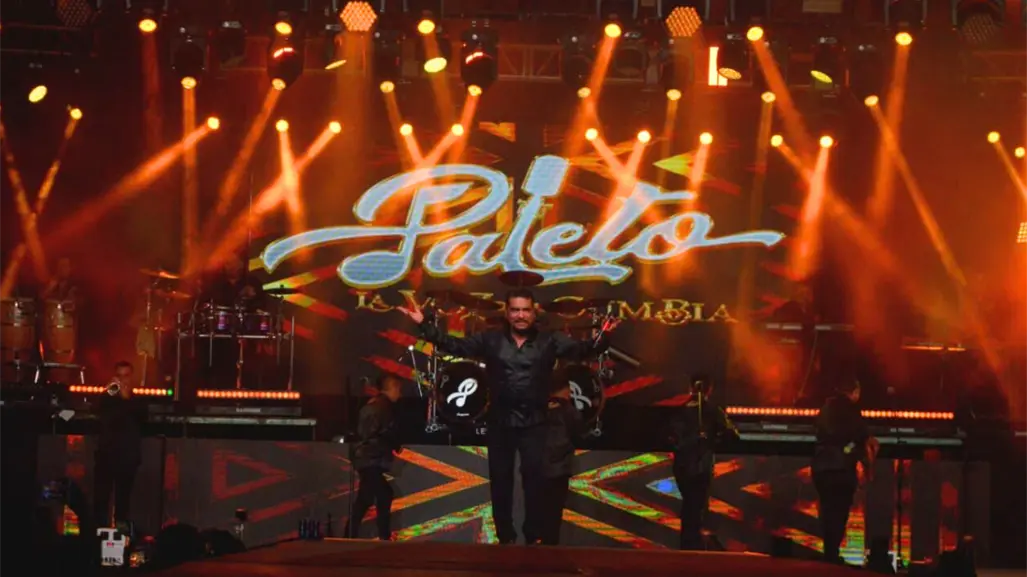 Con cumbia y sabor, Paleto hace vibrar el Teatro del Pueblo de la Feria Xmatkuil 2025