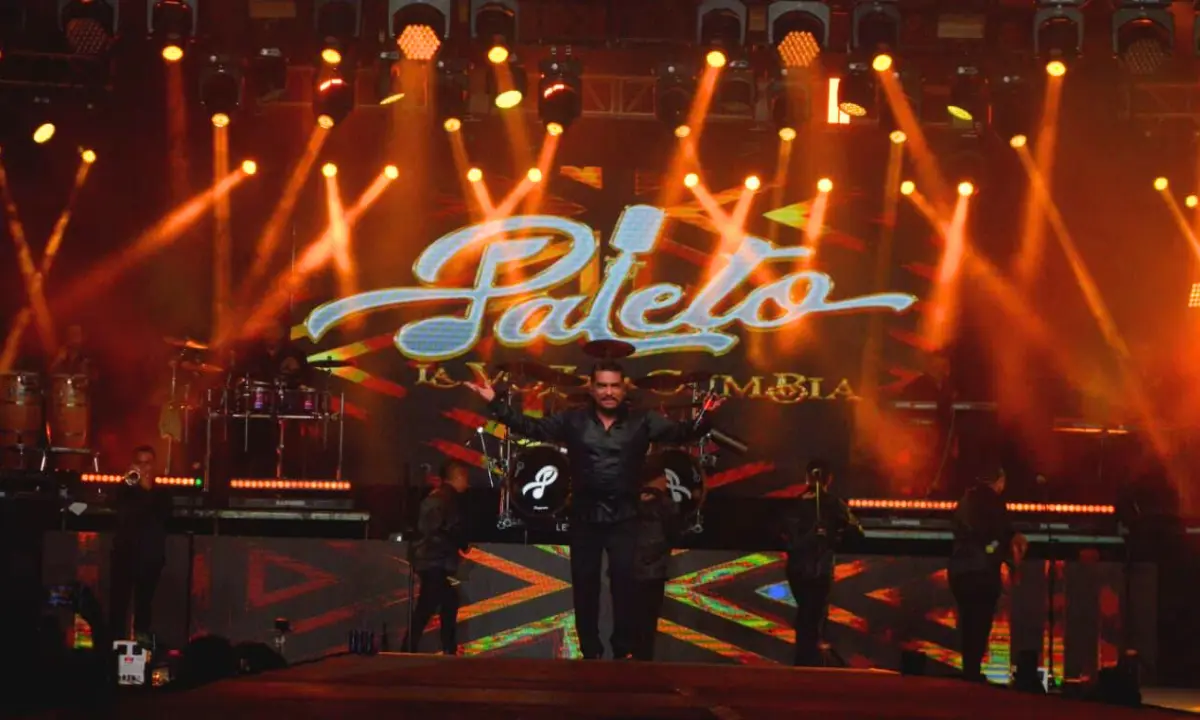 Concierto de Paleto, La Voz de la Cumbia en el Teatro del Pueblo de la Feria Xmatkuil 2025 Foto: Feria Yucatán