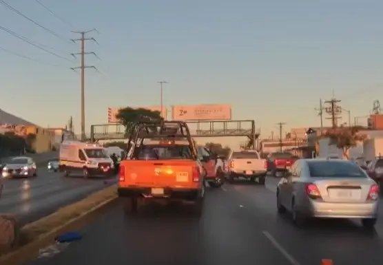 De acuerdo con los primeros reportes de las autoridades, el accidente se trató de un choque con colisión múltiple, en el cual tres personas resultaron lesionadas. Foto: Protección Civil de Nuevo León.